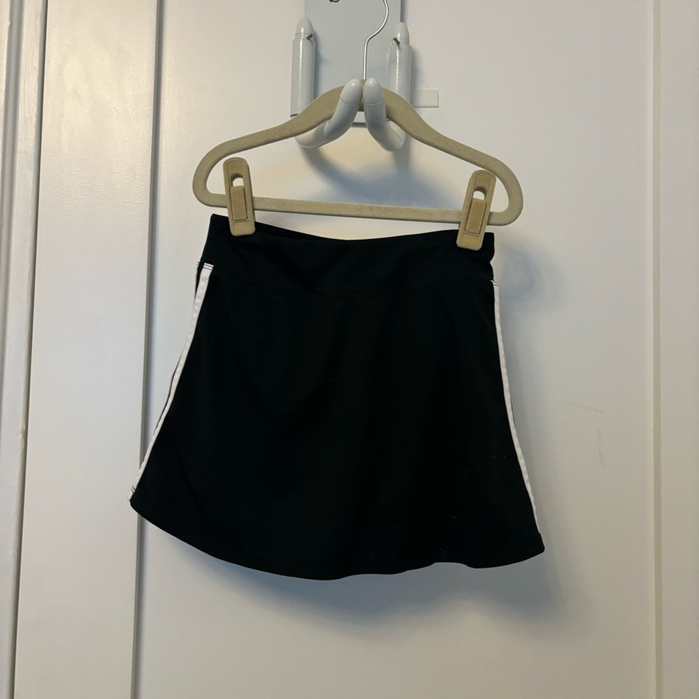 Adidas Black and White Skort for Versatile Performance - Picture 3 of 6